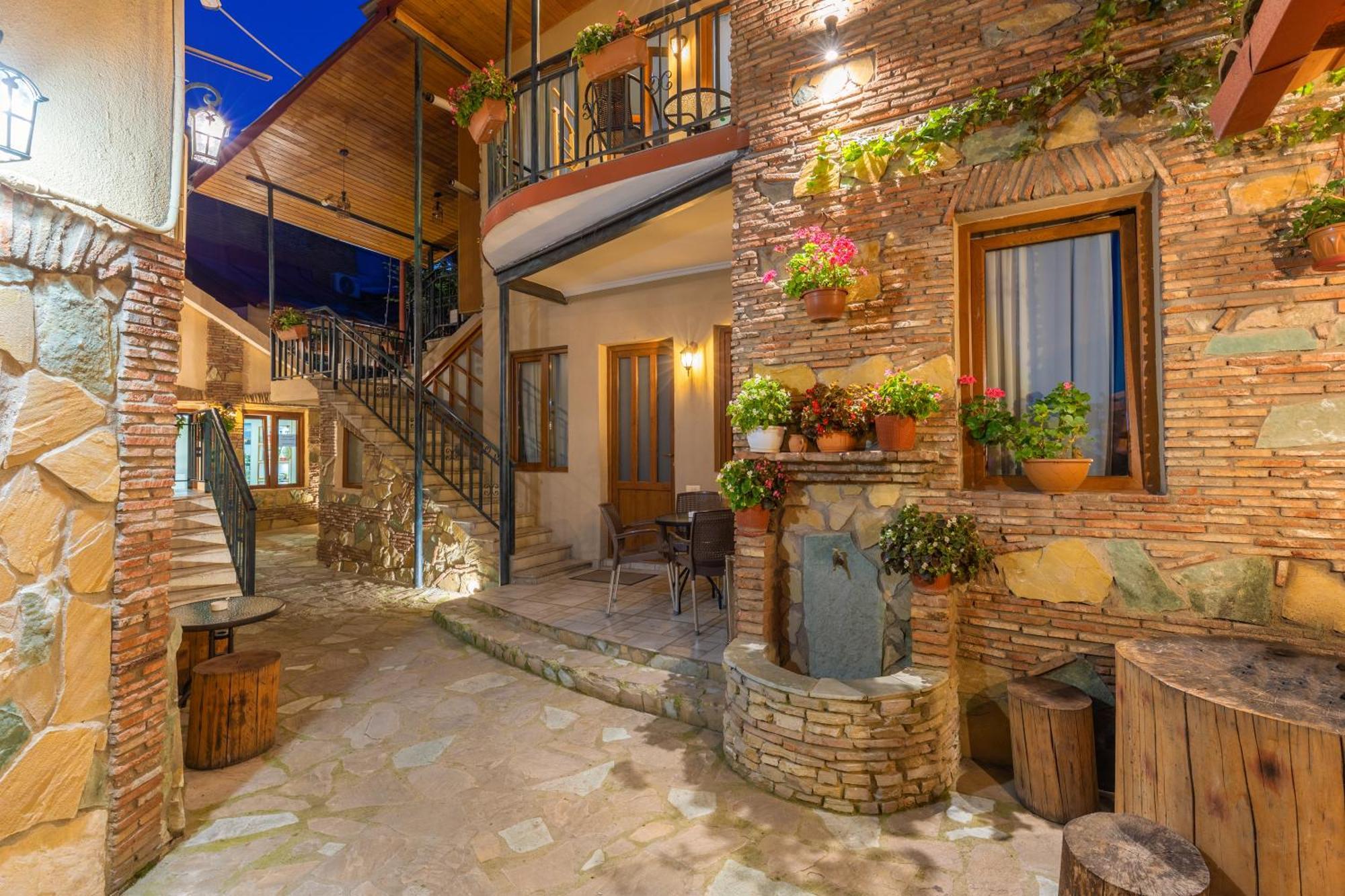 Apartments With Wine Cellar In Old Tbilisi Esterno foto