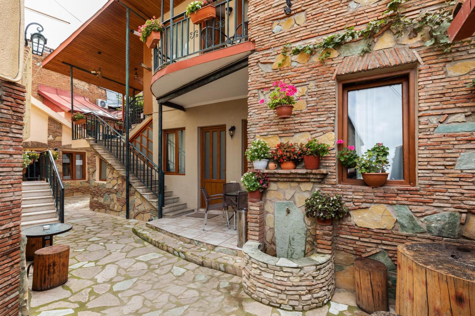 Apartments With Wine Cellar In Old Tbilisi Esterno foto