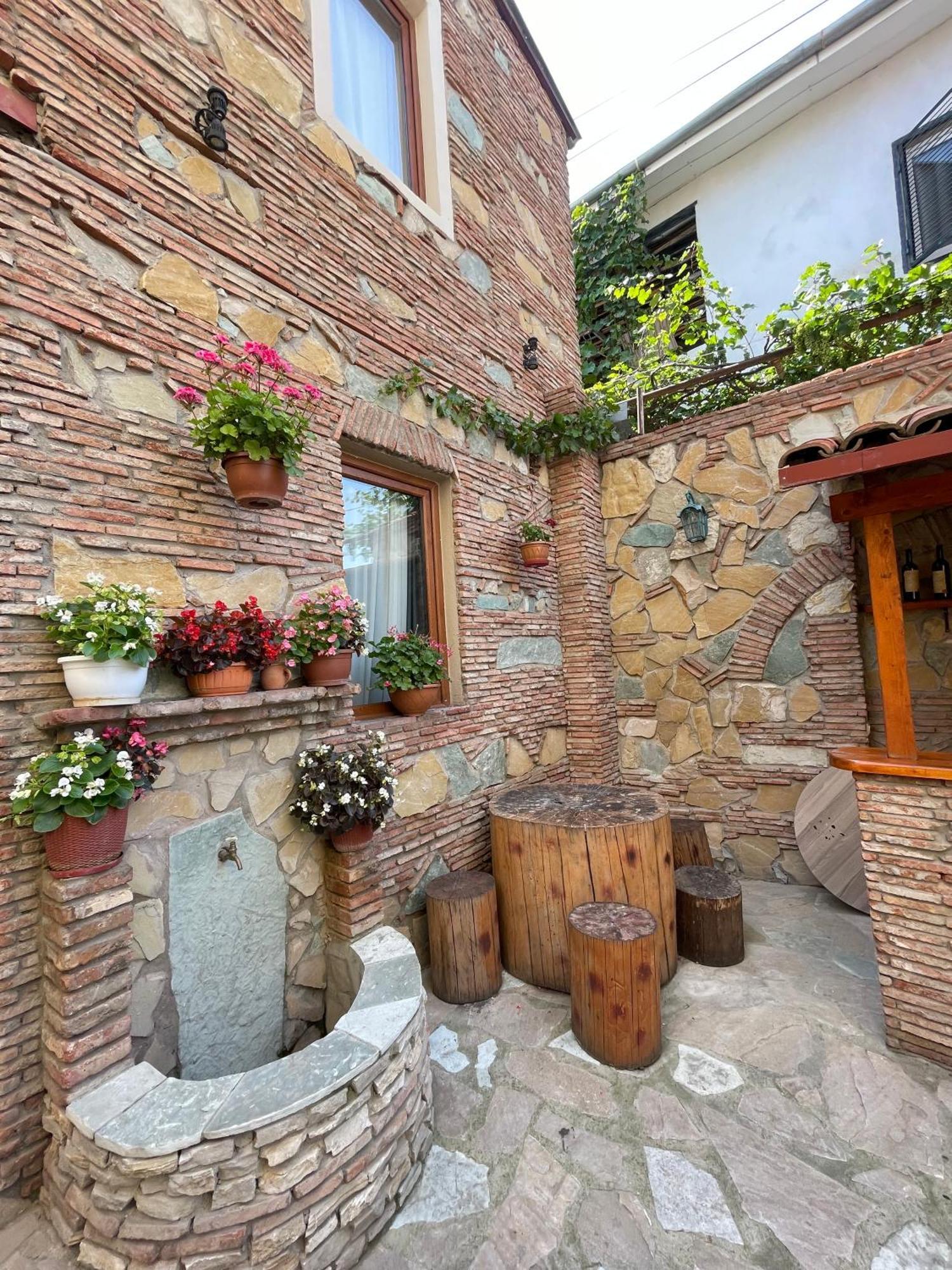 Apartments With Wine Cellar In Old Tbilisi Esterno foto