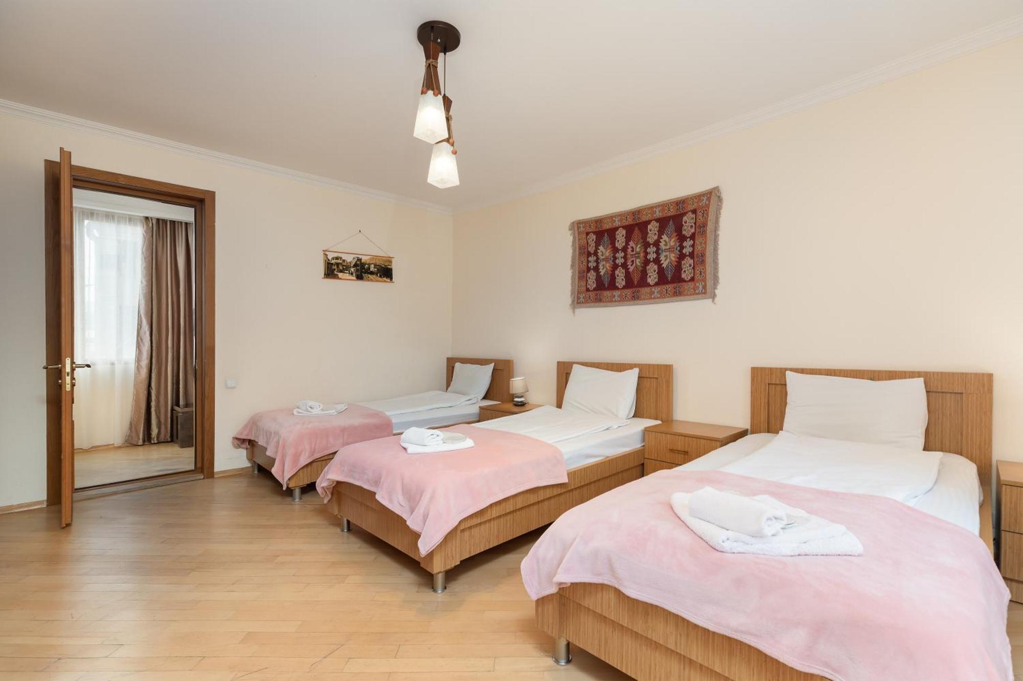 Apartments With Wine Cellar In Old Tbilisi Esterno foto